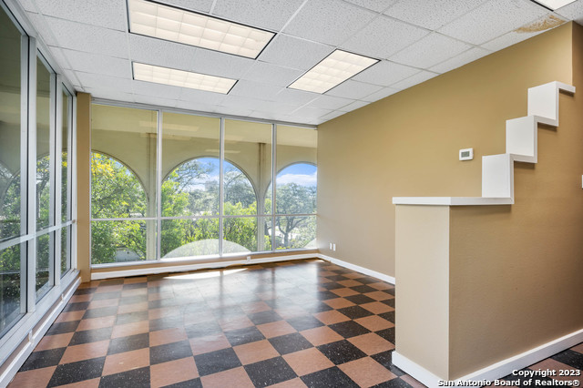 Listing photo id 22 for 8100 Broadway