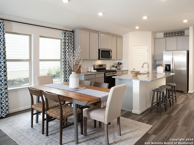 Listing photo id 1 for 10246 King Robert