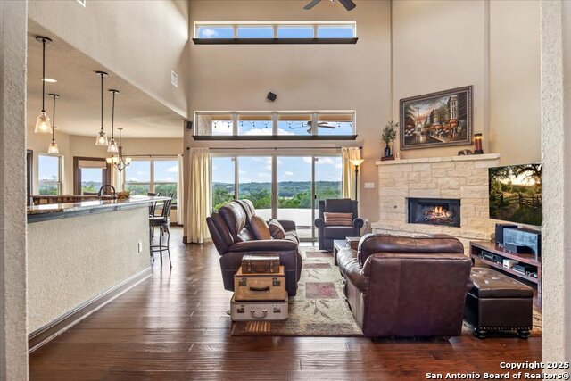 Image 9 of 70 For 406 Breathless View St