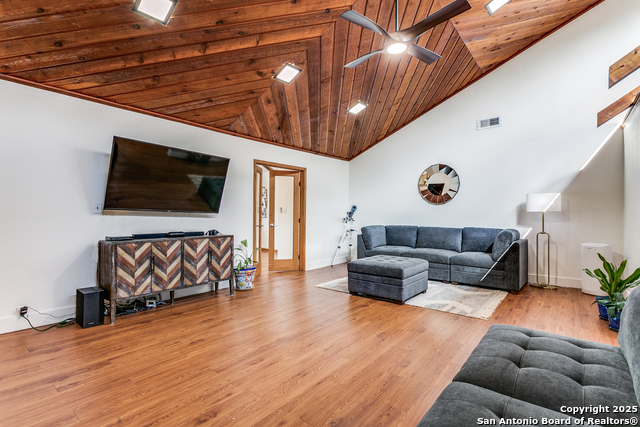 Listing photo id 11 for 2115 Green Creek