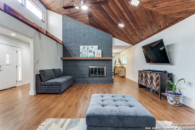 Listing photo id 7 for 2115 Green Creek