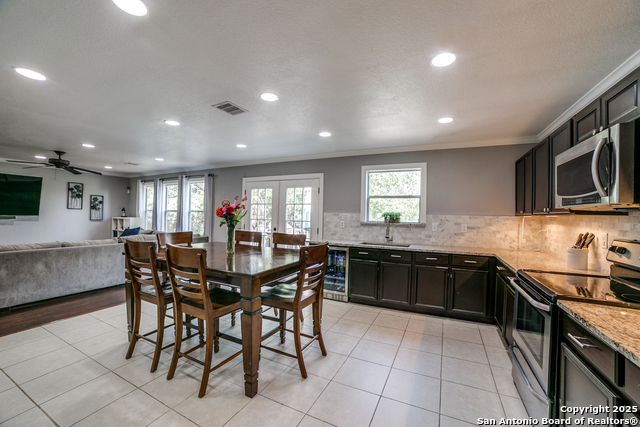 Listing photo id 9 for 10323 Medio Creek