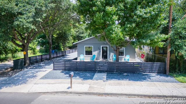 Listing photo id 1 for 555 Hansford