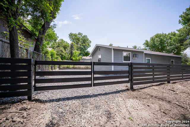 Listing photo id 31 for 555 Hansford