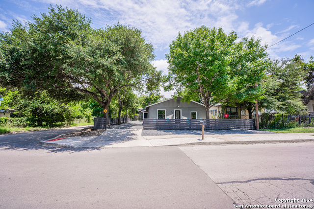 Listing photo id 37 for 555 Hansford