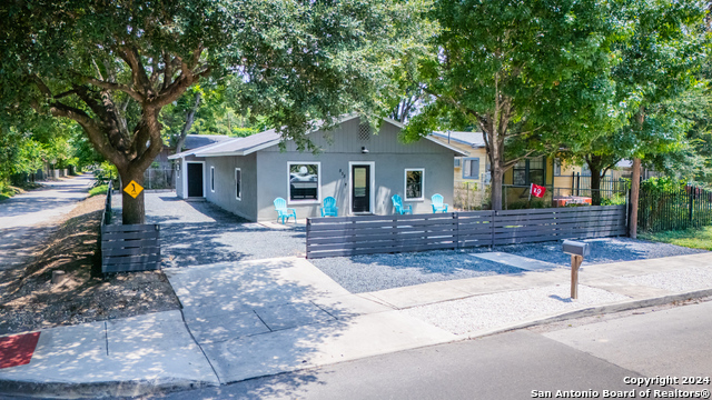 Listing photo id 2 for 555 Hansford