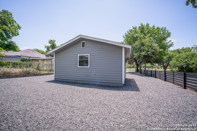 Listing photo id 44 for 555 Hansford