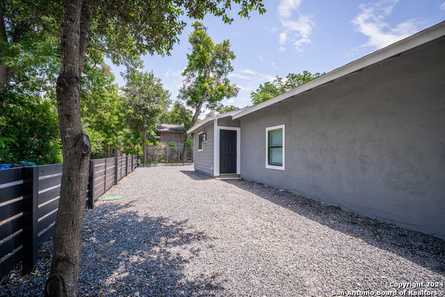 Listing photo id 46 for 555 Hansford