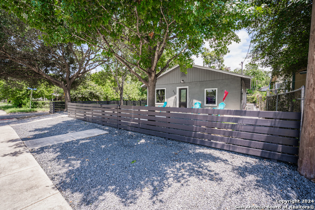Listing photo id 3 for 555 Hansford