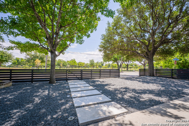 Listing photo id 5 for 555 Hansford