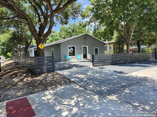 Listing photo id 6 for 555 Hansford