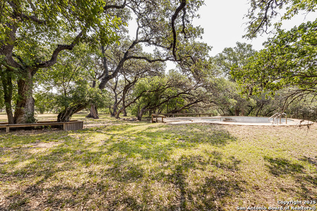 Listing photo id 24 for 110 Cliffside Dr