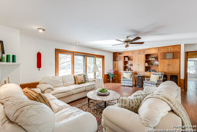 Listing photo id 5 for 110 Cliffside Dr