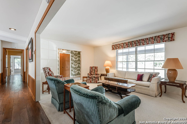 Listing photo id 7 for 110 Cliffside Dr