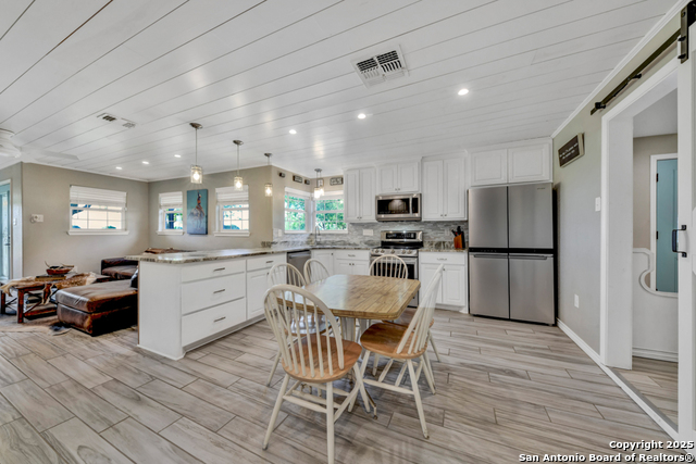 Listing photo id 8 for 15592 Miller