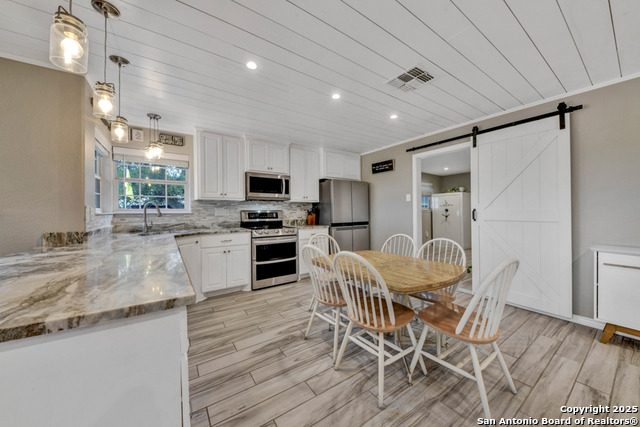 Listing photo id 11 for 15592 Miller