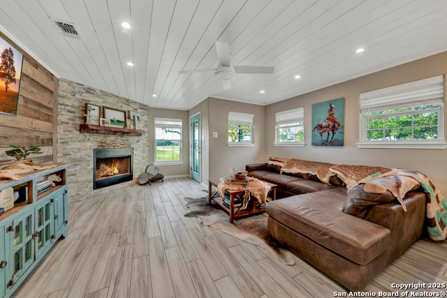 Listing photo id 4 for 15592 Miller