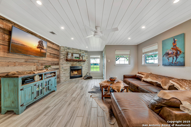 Listing photo id 5 for 15592 Miller