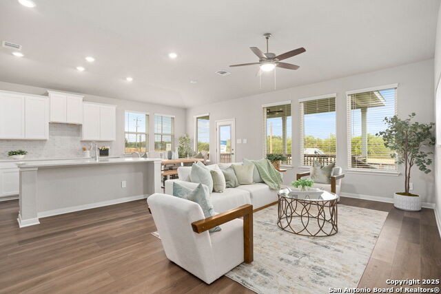 Listing photo id 5 for 9918 Chestnut Walk