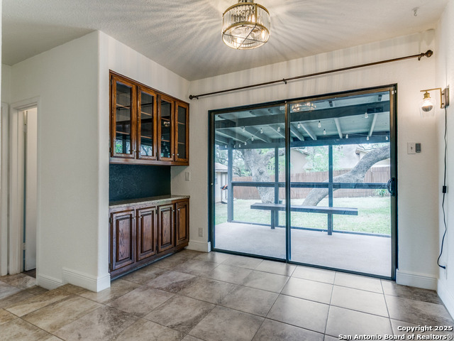 Listing photo id 9 for 2922 Low Oak St