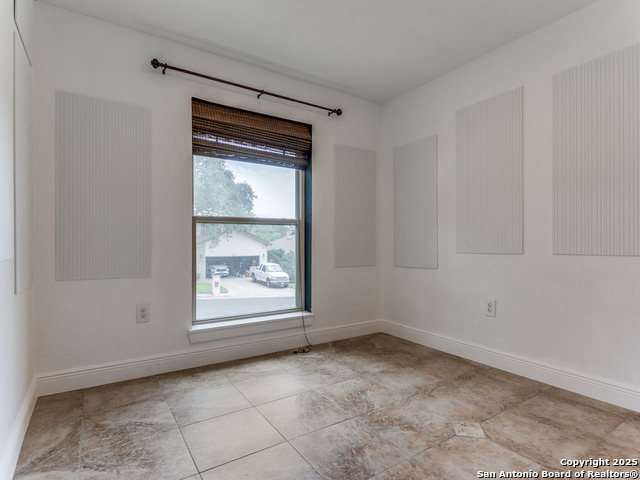 Listing photo id 17 for 2922 Low Oak St