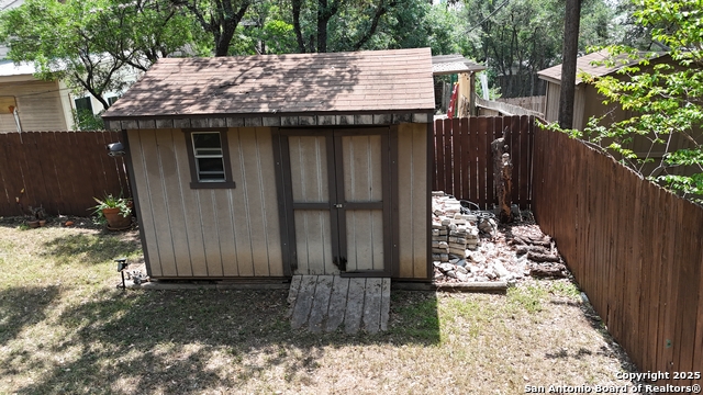 Listing photo id 24 for 2922 Low Oak St