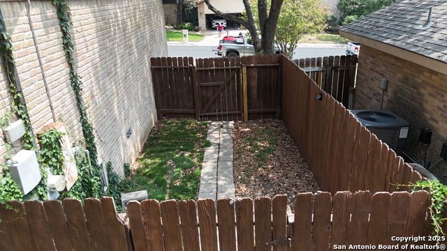 Listing photo id 26 for 2922 Low Oak St