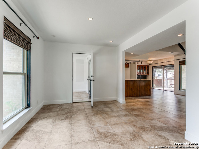 Listing photo id 2 for 2922 Low Oak St