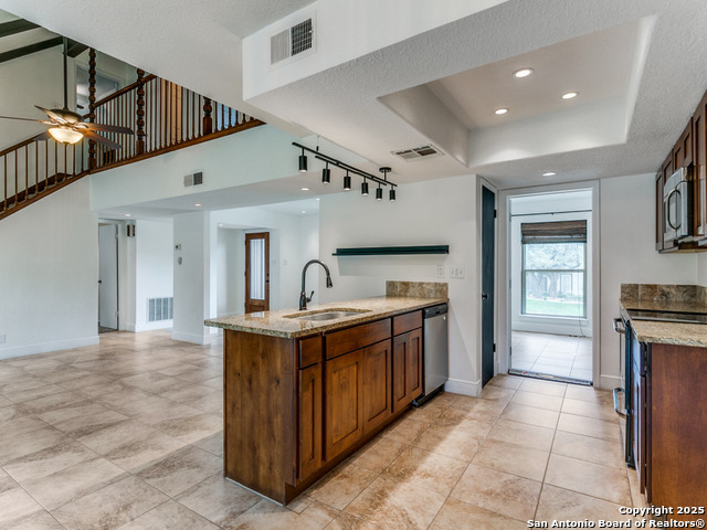 Listing photo id 6 for 2922 Low Oak St
