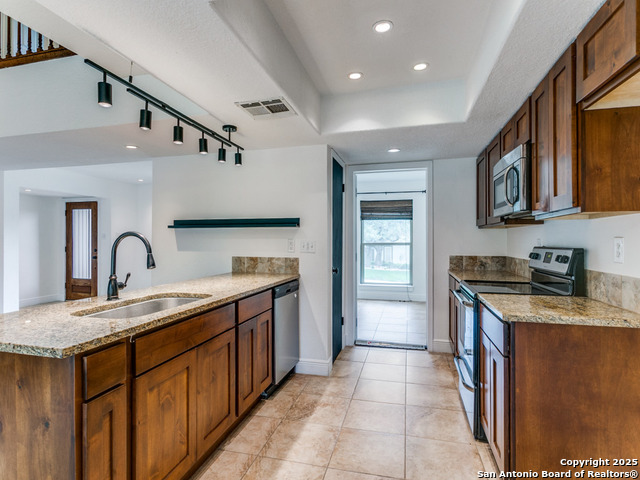 Listing photo id 7 for 2922 Low Oak St