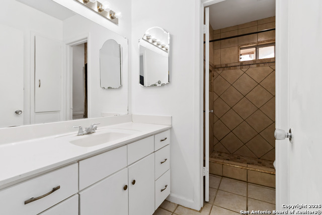 Image 16 of 18 For 4511 Avenida Prima