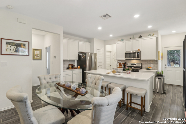 Listing photo id 8 for 158 Canopy Oak