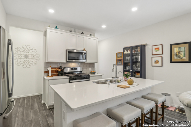 Listing photo id 9 for 158 Canopy Oak