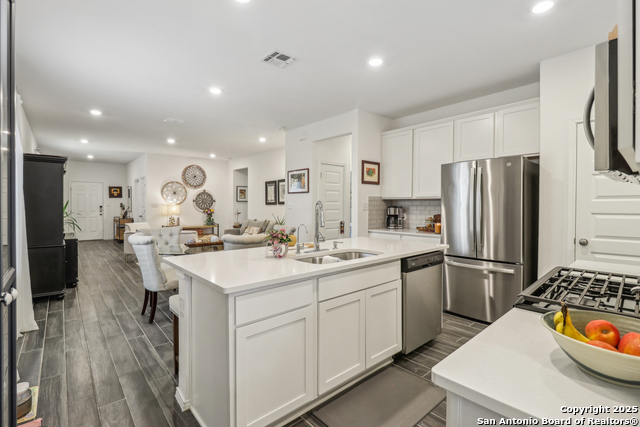 Listing photo id 12 for 158 Canopy Oak