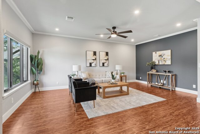 Listing photo id 8 for 3902 Creek Pt