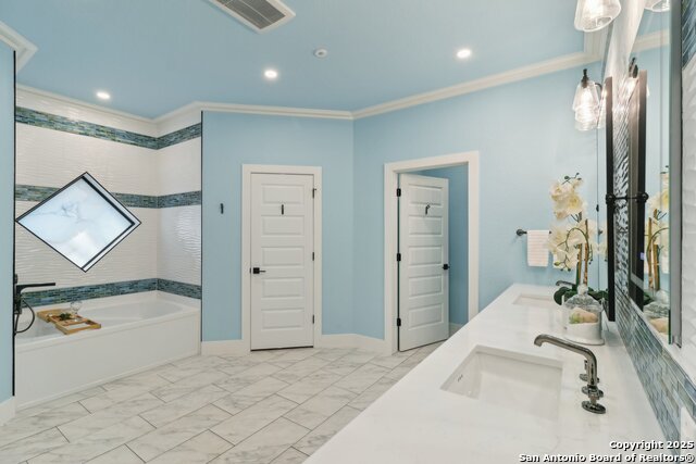 Listing photo id 34 for 3902 Creek Pt
