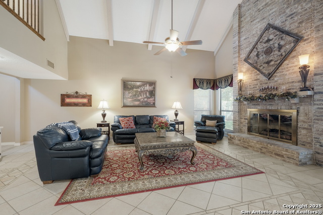 Listing photo id 3 for 7622 Lynn Anne