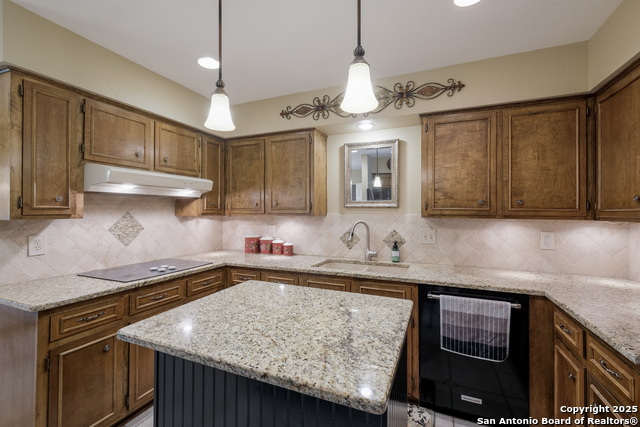 Listing photo id 6 for 7622 Lynn Anne