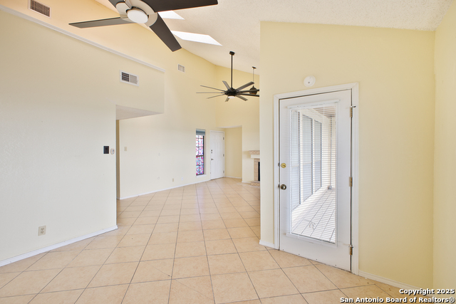 Listing photo id 3 for 6100 Woodlake Pkwy  706