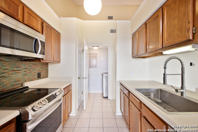 Listing photo id 6 for 6100 Woodlake Pkwy  706