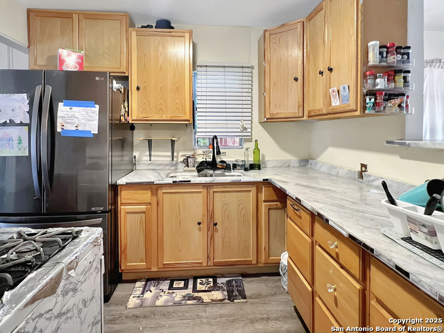 Listing photo id 8 for 410 Dickson W