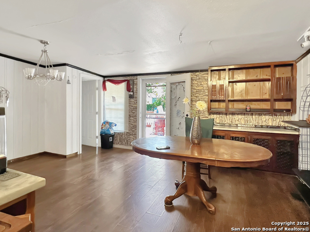Listing photo id 9 for 410 Dickson W