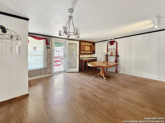 Listing photo id 10 for 410 Dickson W