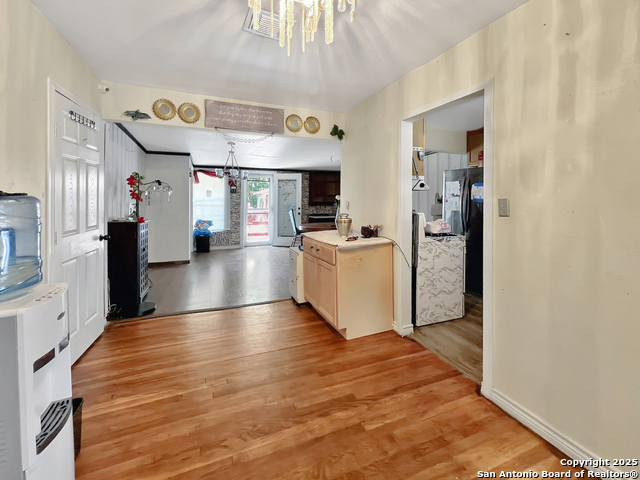 Listing photo id 2 for 410 Dickson W