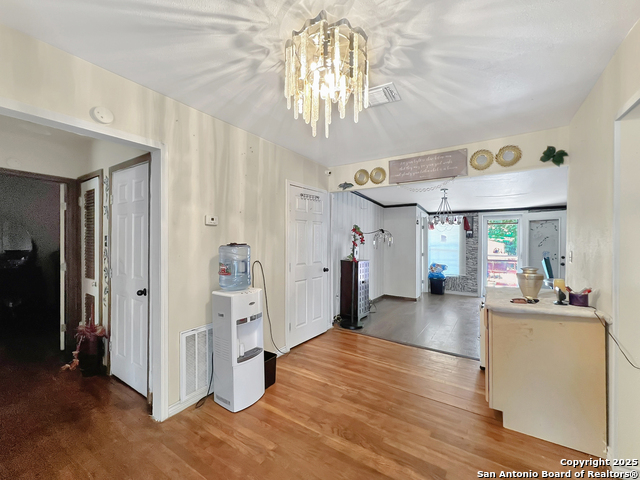 Listing photo id 3 for 410 Dickson W