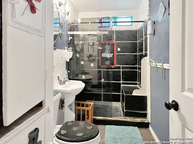 Listing photo id 5 for 410 Dickson W
