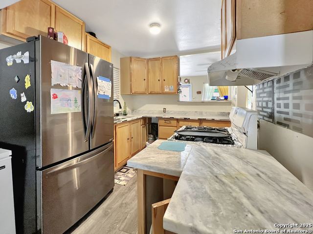 Listing photo id 7 for 410 Dickson W