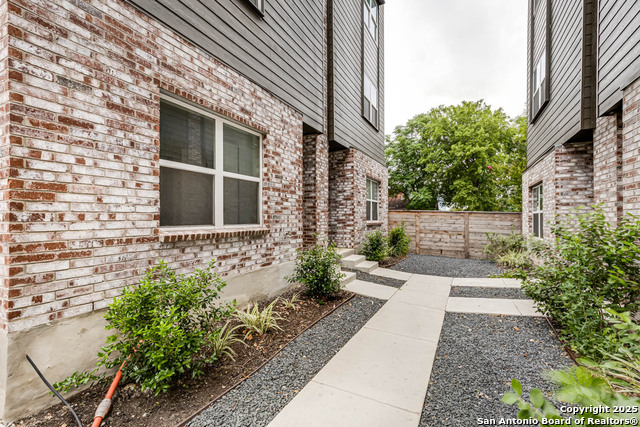 Image 2 of 32 For 210 Poplar St W 108