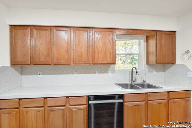Listing photo id 24 for 847 Orchard Park