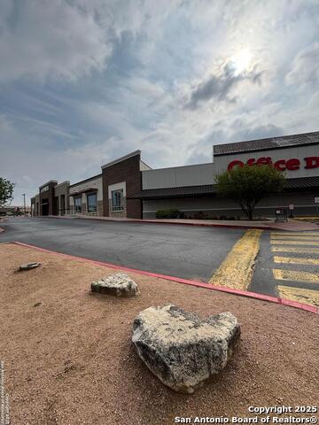 Listing photo id 3 for 8521 Bandera Rd 1
